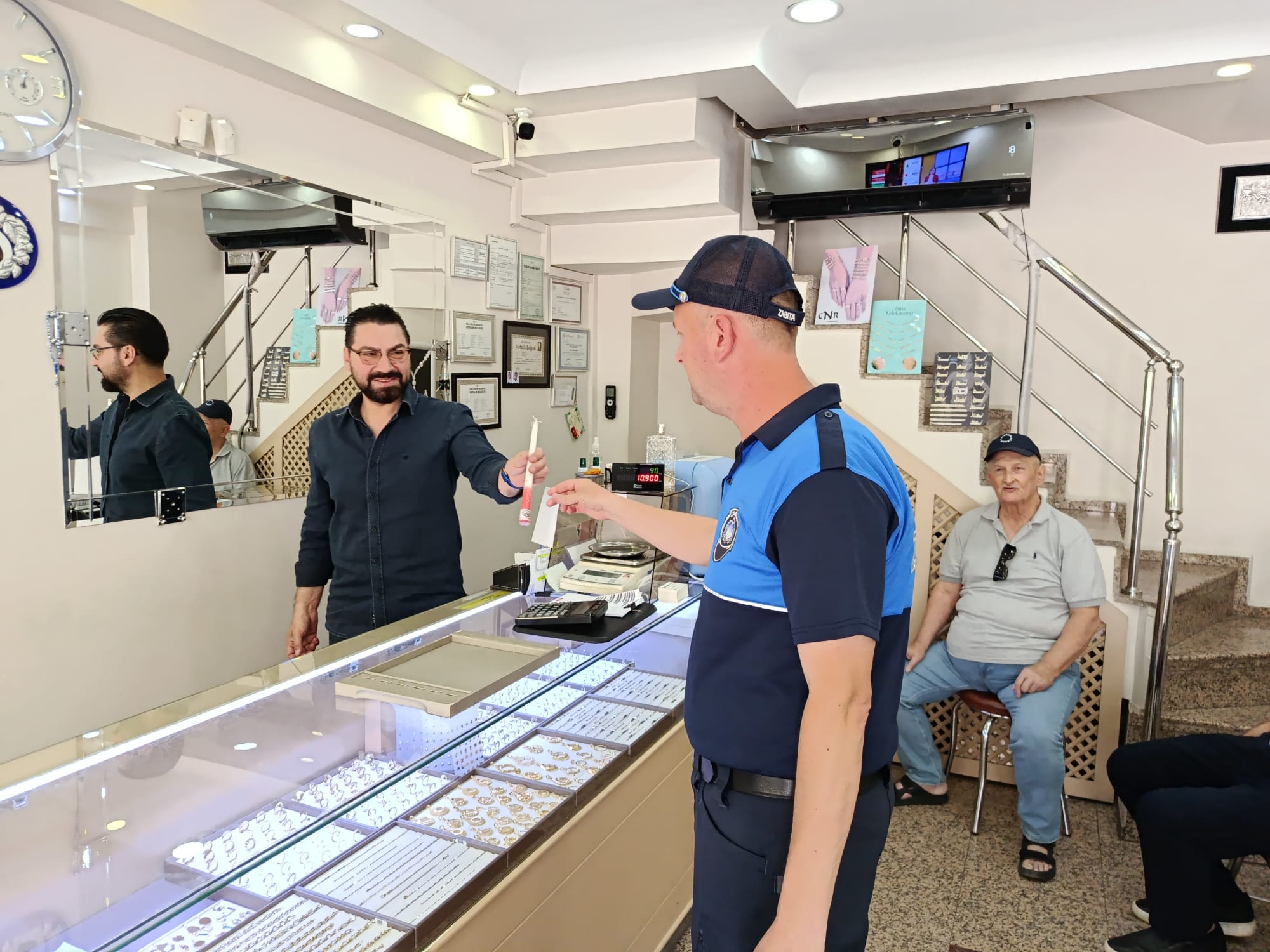 Edirne Belediyesi Zabıta Müdürlüğü ekipleri, Saraçlar Caddesi ve Çilingirler Çarşısı esnafını ziyaret ederek, asırlık gelenek kırmızı dipli mum ile 665. Kırkpınar Yağlı Güreşleri Festivali’ne davet etti. 